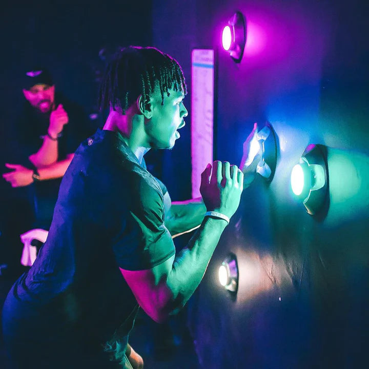 מחברי בלייזפוד לקיר