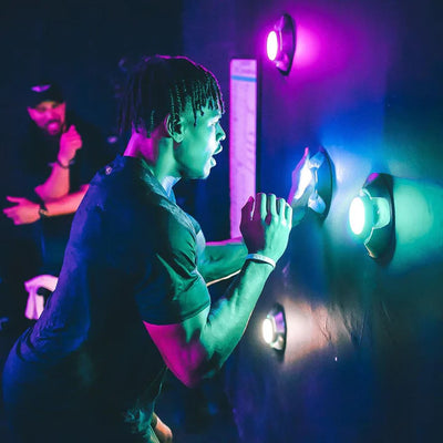 מחברי בלייזפוד לקיר